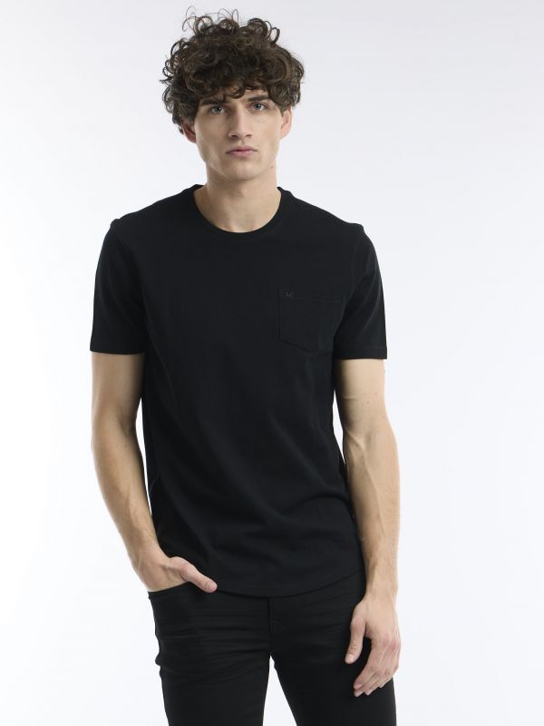 חולצת טי עם כיס בחזה