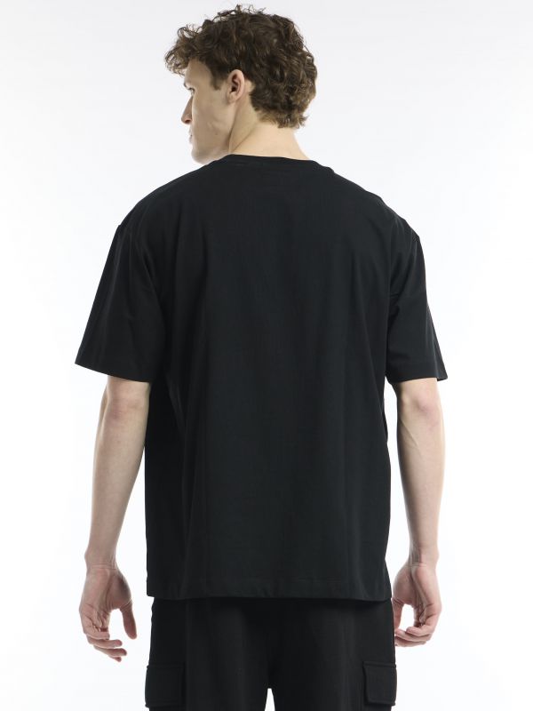 חולצת טי עם הדפס גרפיטי מעוצב