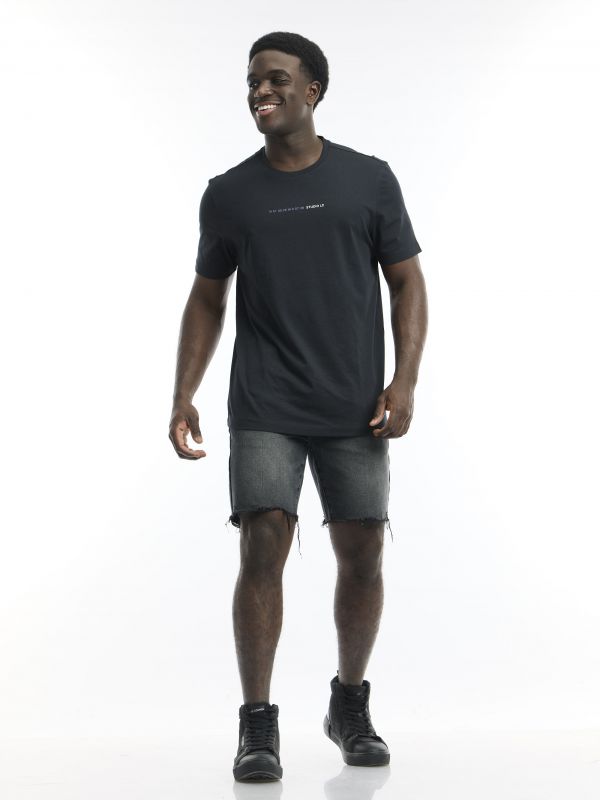 חולצת טי עם כיתוב קדמי