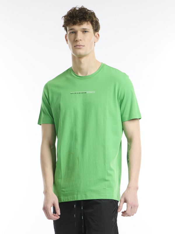 חולצת טי עם כיתוב קדמי