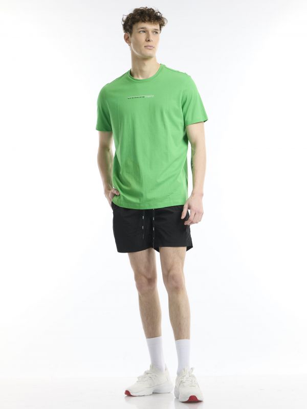 חולצת טי עם כיתוב קדמי