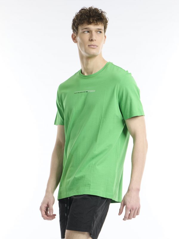 חולצת טי עם כיתוב קדמי