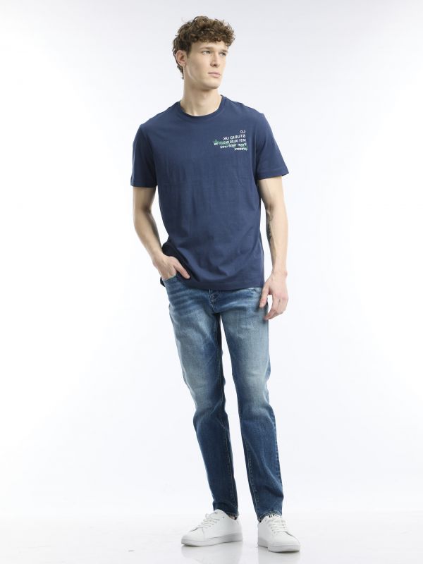 חולצת טי עם הדפס בכתב מראה