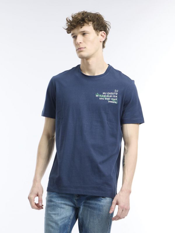 חולצת טי עם הדפס בכתב מראה