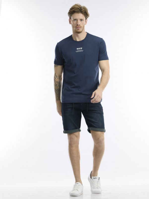 חולצת טי עם הדפס כיתוב קדמי ואחורי