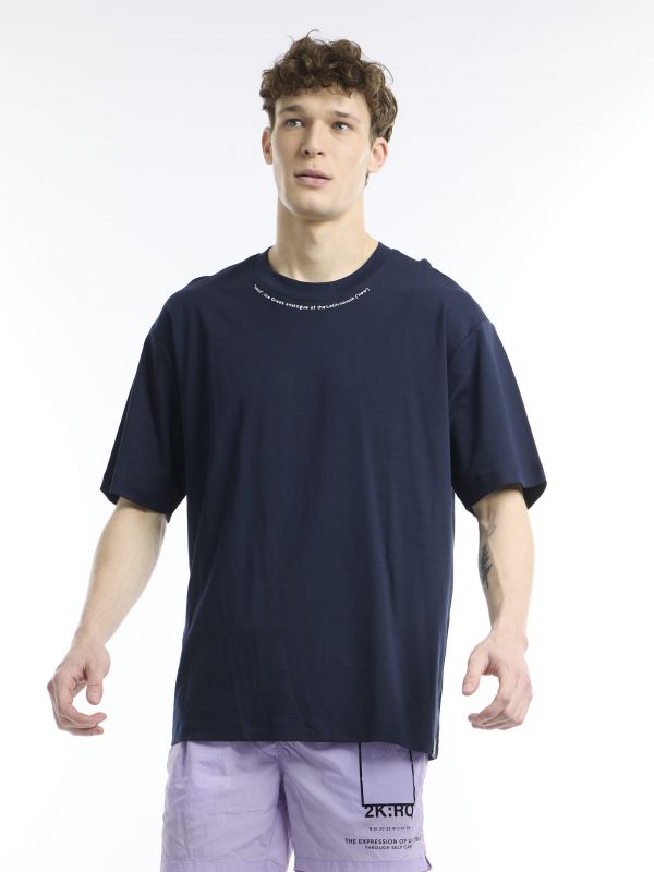 חולצת טי עם הדפס בצוואר