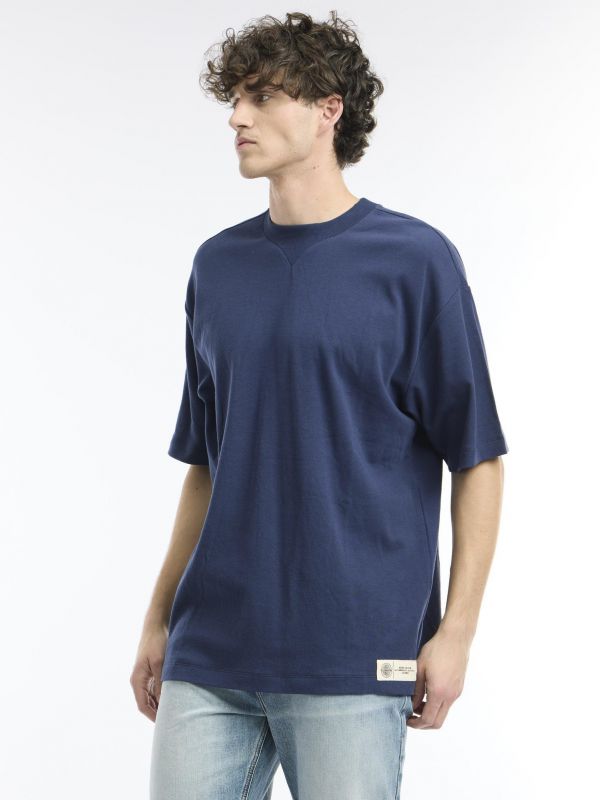 טי שירט אוברסייז עם צווארון מעוצב