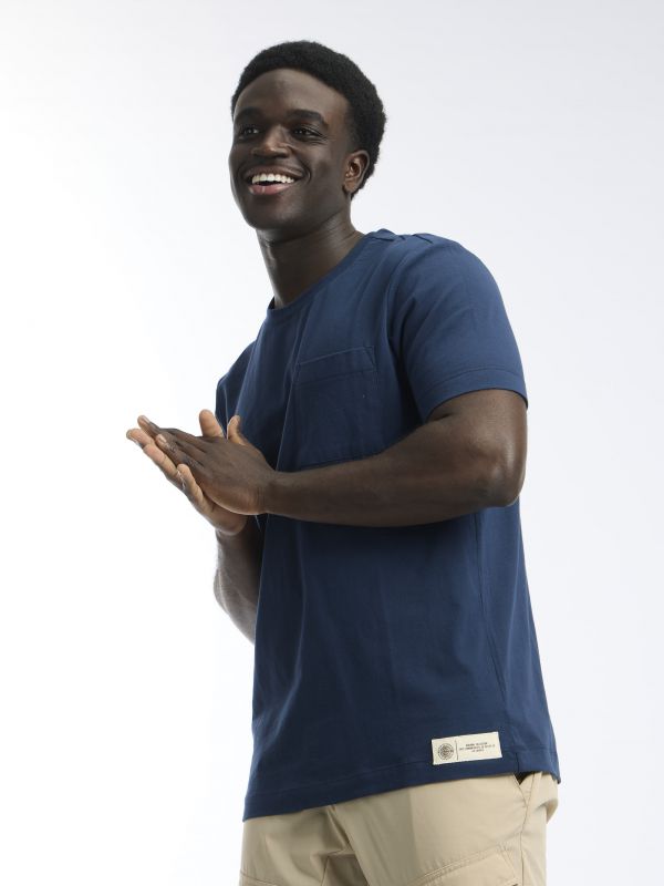 טי שירט עם כיס והדפס אחורי EPIC STILLNES