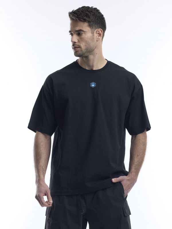 חולצת טי מעוצבת עם הדפס עלה