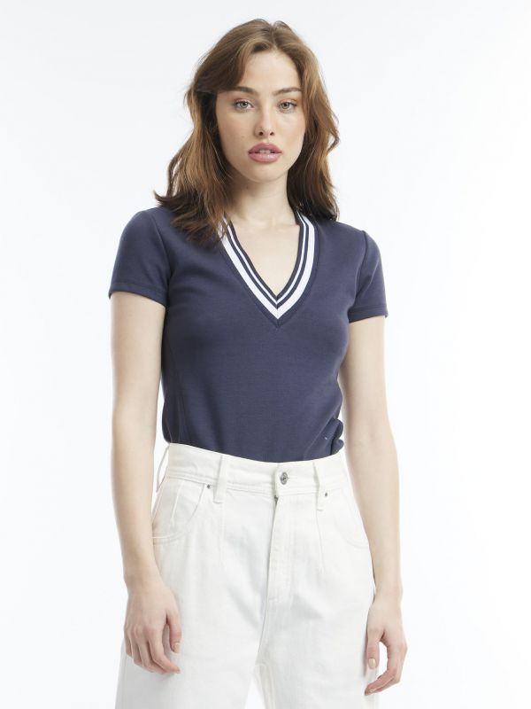 חולצת וי אופנתית עם פס