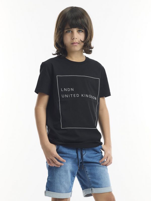 חולצת טי עם הדפס בתוך מרובע