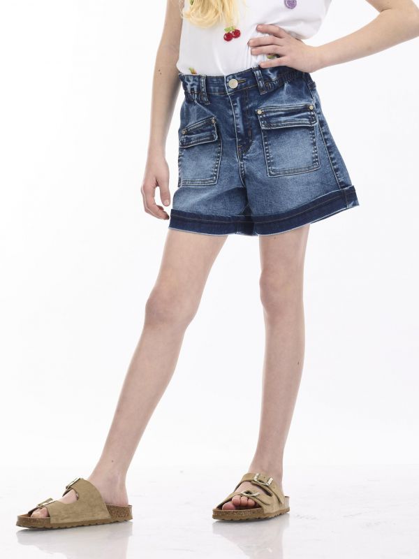 מכנסיים קצרים עם כיסים