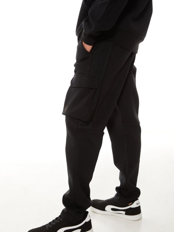 מכנסי קארגו עם כיסים מעוצבים