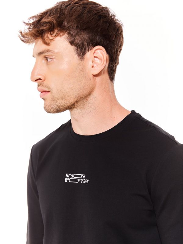 חולצת טי עם הדפס אחורי מעוצב