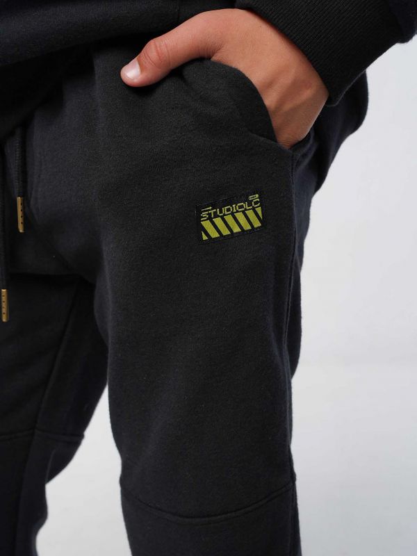 מכנסיים ספורטיביים צמודים לילדים