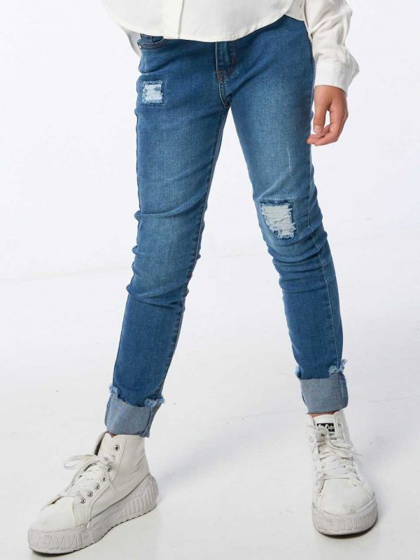 ג’ינס כחול מקופל בתחתית