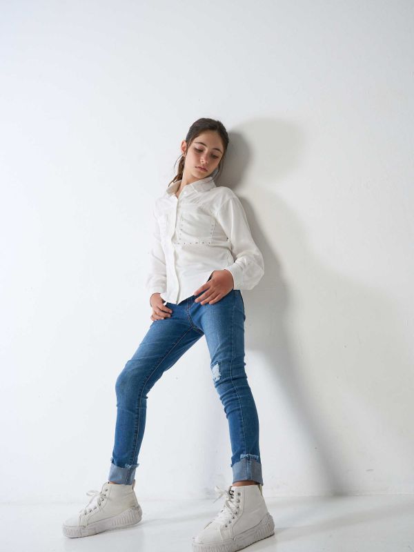 ג’ינס כחול מקופל בתחתית