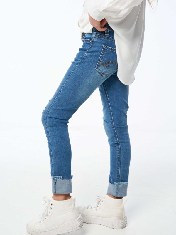 ג’ינס כחול מקופל בתחתית