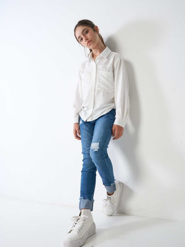 ג’ינס כחול מקופל בתחתית