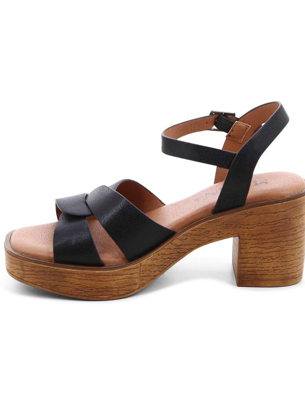 סנדלי עקב עם רצועות מעוצבות