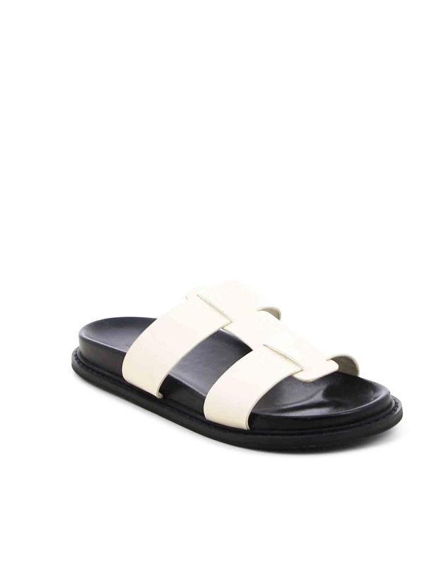 כפכפים אופנתיים עם רצועות לנשים