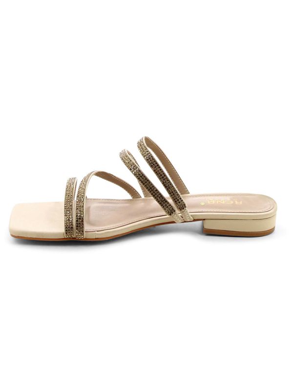 כפכפים עם רצועות נוצצות