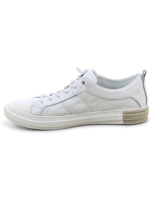 נעלי סניקרס קלאסיות