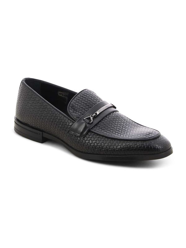 נעלי מוקסין מחויטות בהדפס קלוע מעור