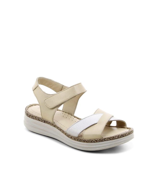 סנדלים יומיומיים בסגירת סקוץ’