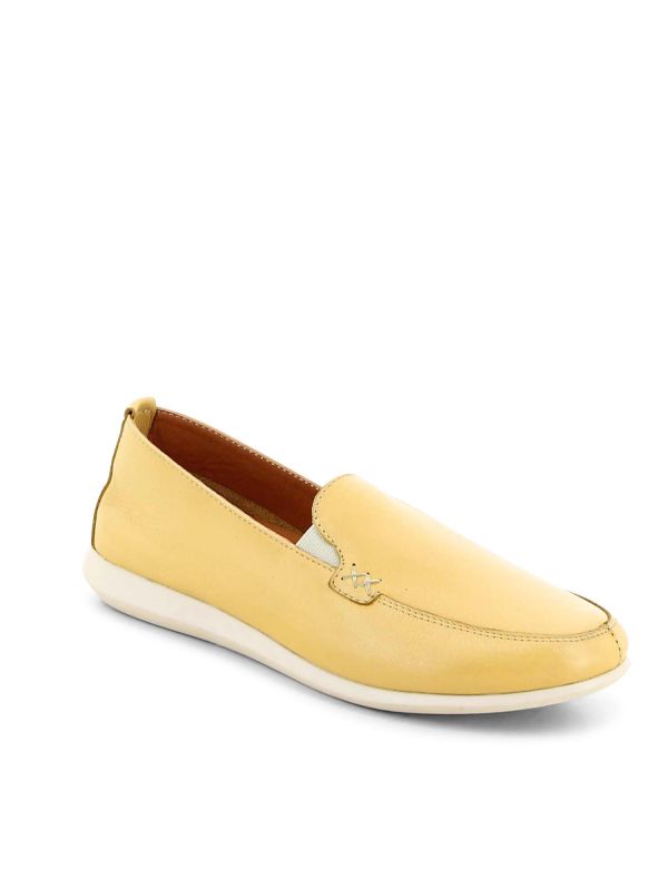 נעלי סירה מחודדות