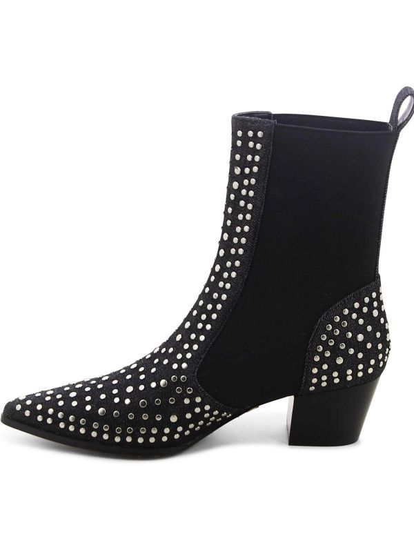 מגפוני עקב עם ניטים