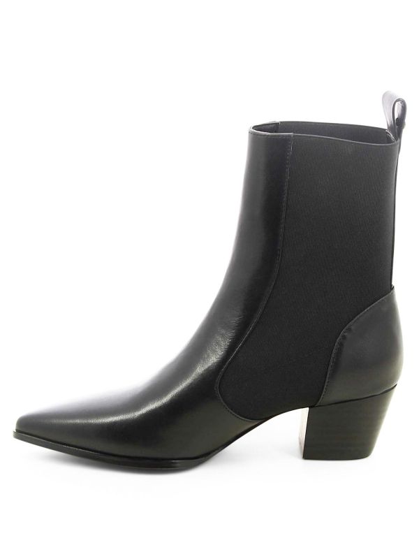 מגפוני עקב מחודדים