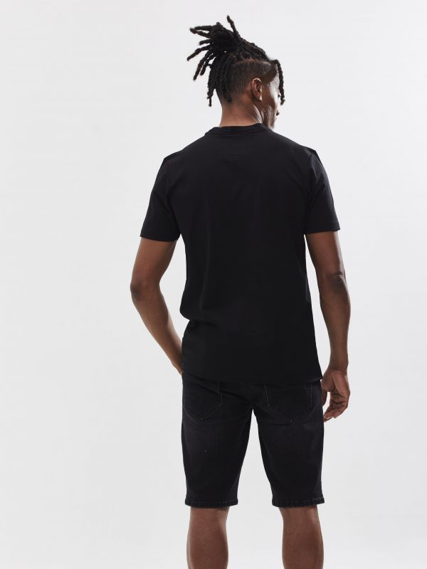 טי שירט עם עיטור קדמי לגבר