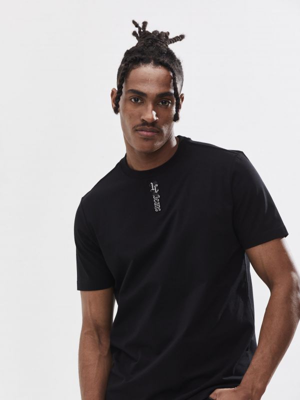 טי שירט עם עיטור קדמי לגבר