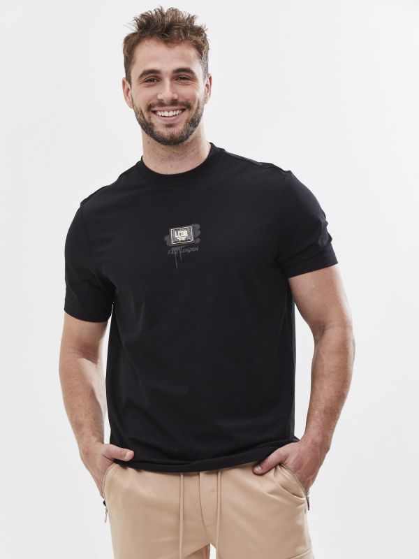 טי שירט עם הדפס ועיטור דו צדדי לגבר