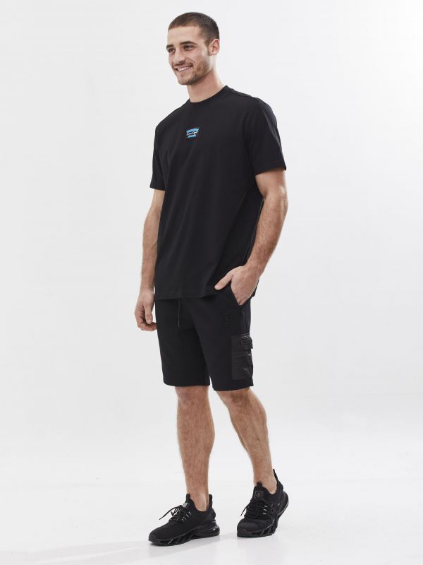 טי שירט עם עיטור והדפס אחורי לגבר