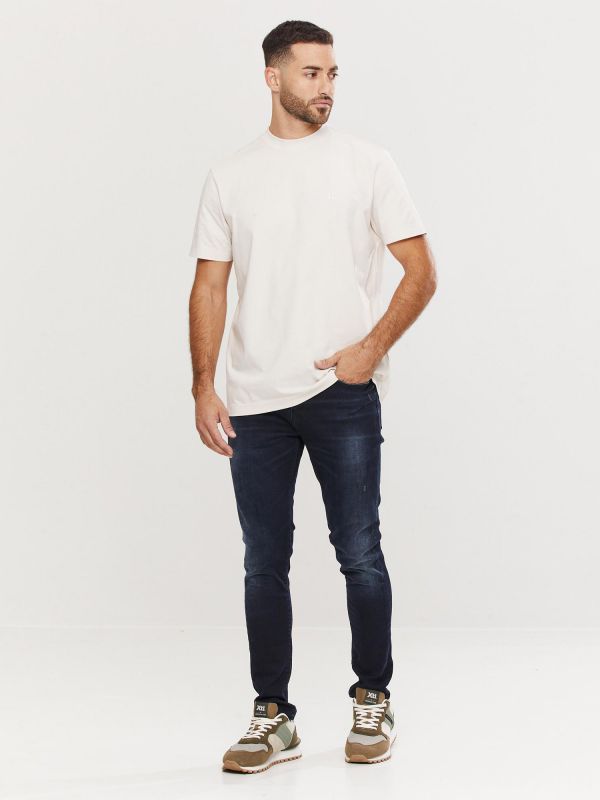 טי שירט חלקה וקלאסית