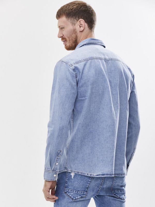 חולצת ג’ינס מכופתרת עם שרוולים ארוכים לגבר