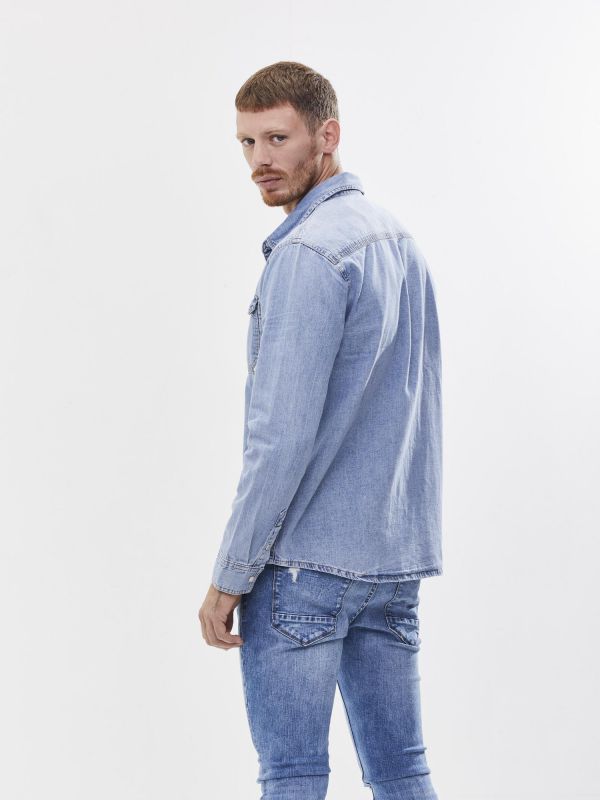 חולצת ג’ינס מכופתרת עם שרוולים ארוכים לגבר