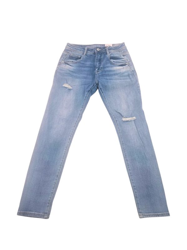 ג’ינס נשים בגזרה ישרה-צרה עם קרעים ושפשופים