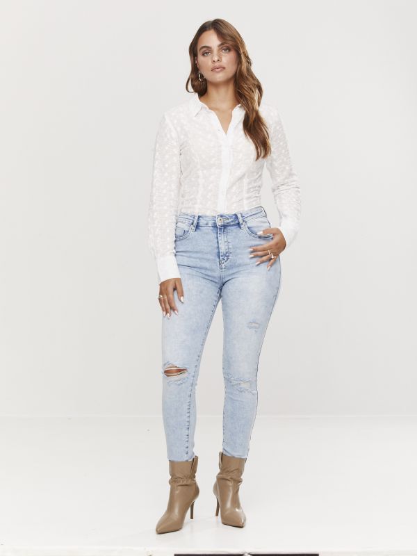 מכנסי ג’ינס LOLA כחול בהיר עם קרעים לנשים