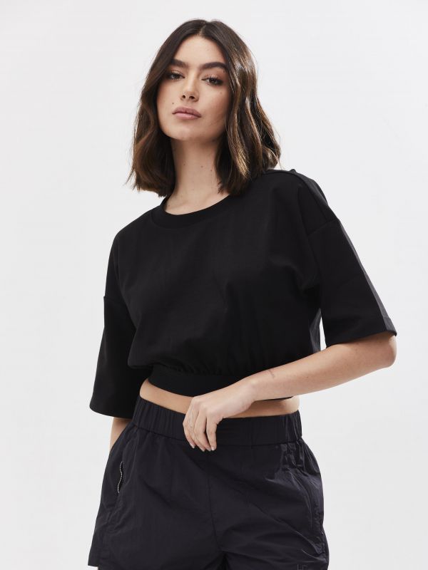 חולצת קרופ לנשים עם גומי במותן