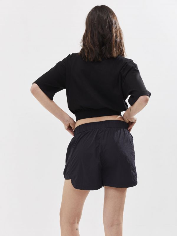 חולצת קרופ לנשים עם גומי במותן