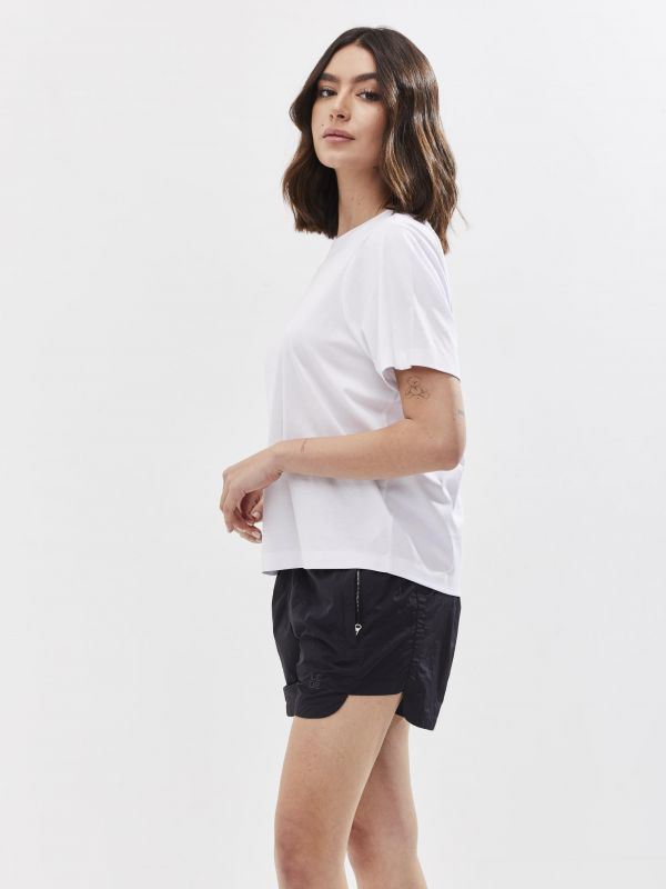 טי שירט לנשים עם שרוולים קצרים וצווארון עגול