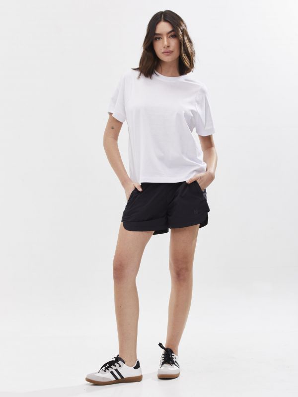 טי שירט לנשים עם שרוולים קצרים וצווארון עגול