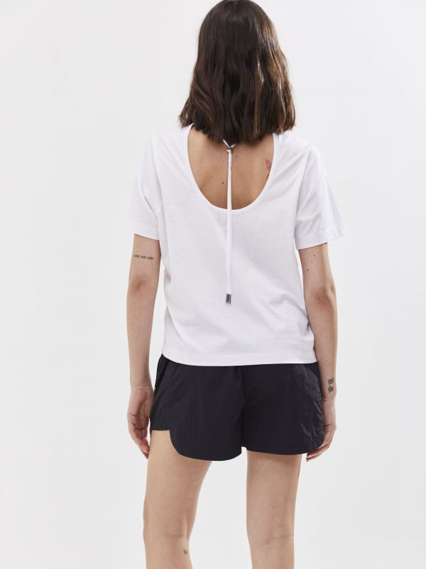 טי שירט לנשים עם שרוולים קצרים וצווארון עגול