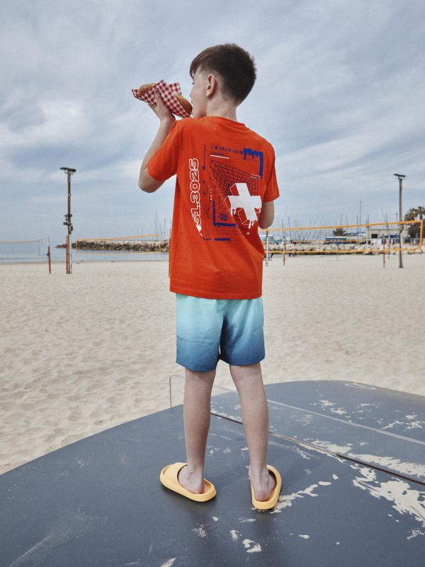 טי שירט עם הדפס בסטייל דיגיטלי לילדים