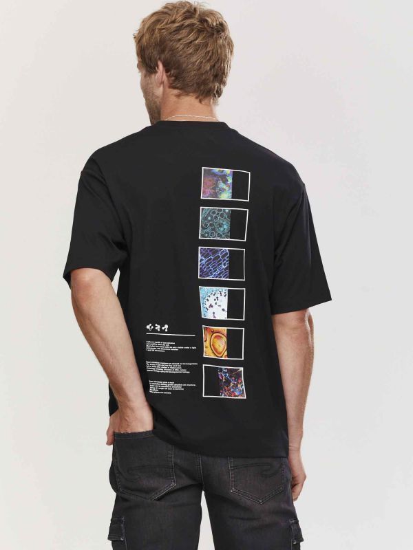 טי שירט קצרה לגברים עם הדפס דו צדדי