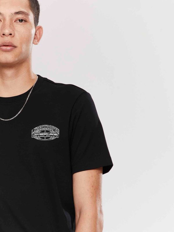 טי שירט קצרה לגברים עם הדפס