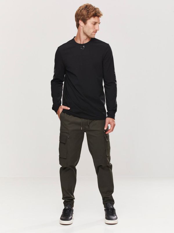 טי שירט עם שרוולים מודפסים לגברים